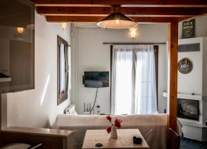 salon z łóżkiem i oknem w obiekcie Nymfes w mieście Tsagarada
