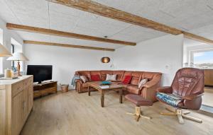 a living room with a couch and a tv at Stunning Home In Ribe With Wi-fi in Ribe