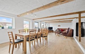 una sala da pranzo e un soggiorno con tavolo e sedie. di Stunning Home In Ribe With Wi-fi a Ribe