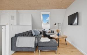 ein Wohnzimmer mit einem Sofa, 2 Stühlen und einem Tisch in der Unterkunft Awesome Home In Otterup With Jacuzzi in Otterup