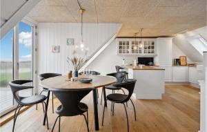 kuchnia i jadalnia ze stołem i krzesłami w obiekcie Awesome Home In Otterup With Jacuzzi w mieście Otterup