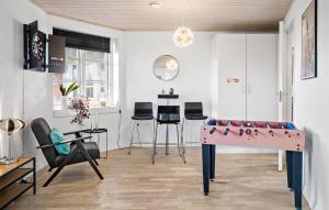 una stanza con tavolo da ping pong e sedie di 5 Bedroom Cozy Home In Thyborn a Thyborøn