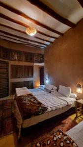 sypialnia z dużym łóżkiem w pokoju w obiekcie Dar Boumida w mieście Lalla Takerkoust