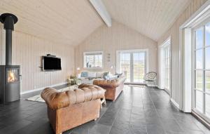 sala de estar con 2 sofás y TV en Gorgeous Home In Frevejle With Kitchen, en Fårevejle