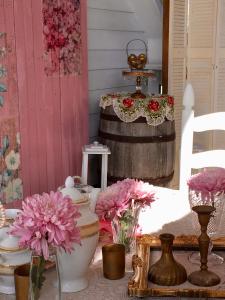 Cette chambre comprend une table avec des fleurs et un tonneau. dans l'établissement Its Day One I Do Bridal Dressing Suite, à Nassau