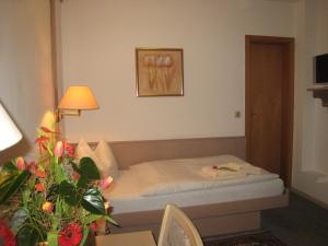 ein Hotelzimmer mit einem Bett und einer Pflanze in der Unterkunft Zum Flößer in Neckartenzlingen