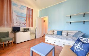 - un salon avec un lit et un canapé dans l'établissement Beautiful Home In Monterosso Al Mare With Wifi, à Monterosso al Mare