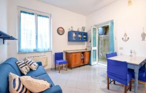 - un salon avec un canapé bleu et une table dans l'établissement Beautiful Home In Monterosso Al Mare With Wifi, à Monterosso al Mare