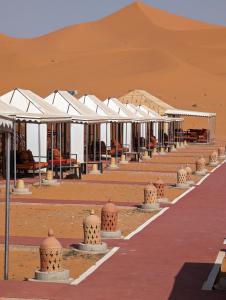 una fila de edificios en el desierto en Merzouga Dunes Luxury Camps, en Merzouga