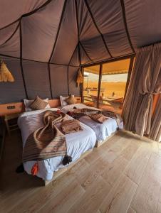 Kama o mga kama sa kuwarto sa Merzouga Dunes Luxury Camps