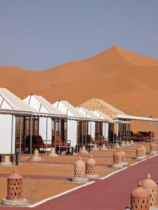 una fila de tiendas en el desierto en Merzouga Dunes Luxury Camps, en Merzouga