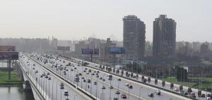 una gran autopista con coches en ella en una ciudad en EGP NILE&PYRAMIDS view Duplex 3BHK- BGhomes, en El Cairo
