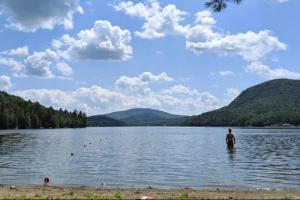 East OrangeCedar Creek! Privacy, quick walk to the beach的站在湖水中的男人