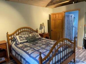 East OrangeCedar Creek! Privacy, quick walk to the beach的一间卧室配有一张木架床