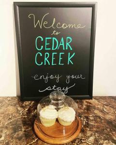 Cedar Creek! Privacy, quick walk to the beach的酒水