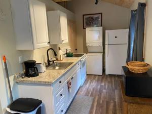 East OrangeCedar Creek! Privacy, quick walk to the beach的厨房配有白色橱柜、水槽和冰箱 更多9张照片