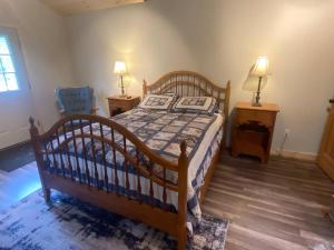 Cedar Creek! Privacy, quick walk to the beach客房内的一张或多张床位