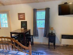 East OrangeCedar Creek! Privacy, quick walk to the beach的一间有书桌、电视和窗户的房间