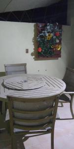 una mesa con una pintura de flores en la pared en LINDA HABITACION CON BAÑO Y TERRAZA INDEPENDIENTE, en Torreón