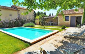 a swimming pool in the yard of a house at Le Mas D'edith in Maussane-les-Alpilles