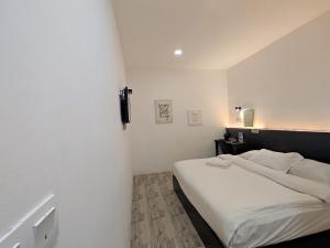 Postel nebo postele na pokoji v ubytování Tambun Warm Hotel