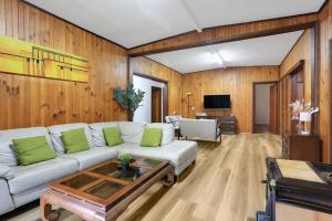 ein Wohnzimmer mit einem weißen Sofa und einem Tisch in der Unterkunft Farm stay, Acreage, Modern Retreat with Nature in Richmond