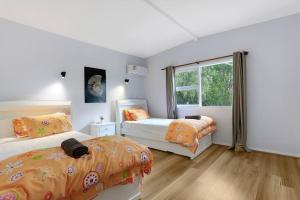 1 Schlafzimmer mit 2 Betten und einem Fenster in der Unterkunft Farm stay, Acreage, Modern Retreat with Nature in Richmond