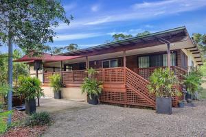 ein Haus mit Palmen davor in der Unterkunft Farm stay, Acreage, Modern Retreat with Nature in Richmond