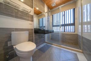 un bagno con wc e doccia in vetro di 享樂民宿 可包棟 a Ji'an