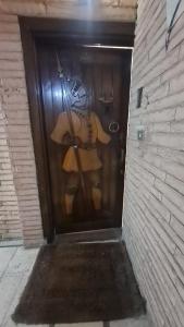 una puerta con un osito de peluche pintado en ella en EGP NILE&PYRAMIDS view Duplex 3BHK- BGhomes, en El Cairo