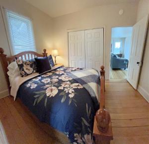 Schlafzimmer mit einem Bett mit einer blauen und weißen Bettdecke in der Unterkunft Bluffside cottage with gorgeous river views in Fountain City