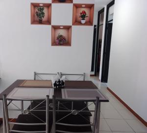 jadalnia ze stołem i krzesłami w obiekcie Apartamento en Villavicencio w mieście Villavicencio