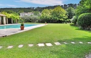 a large yard with a swimming pool and a grass yard at Le Mazet D'estelan Et Son Anne in Barbentane