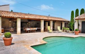 uma casa com uma piscina e um pátio em Le Mazet Destelan Et Son Anne em Barbentane