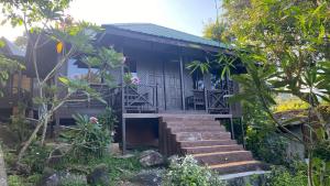 ein Haus mit Treppen, die zu ihm führen in der Unterkunft Nazri's Place 2 in Tioman Island
