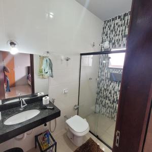 ein Bad mit einem WC, einem Waschbecken und einer Dusche in der Unterkunft Casa Bela Vista in São Roque de Minas