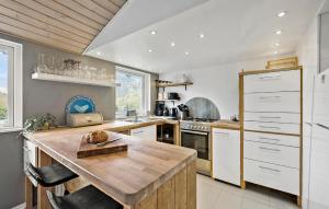 eine Küche mit einer hölzernen Arbeitsplatte in einem Zimmer in der Unterkunft 2 Bedroom Stunning Home In Vejby in Vejby