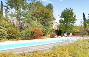 une grande piscine en face d'une maison dans l'établissement Arpege, à Vinezac