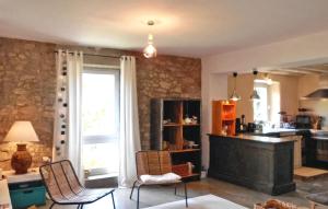 - un salon avec deux chaises et une cheminée dans l'établissement Arpege, à Vinezac
