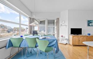 TV a/nebo společenská místnost v ubytování 2 Bedroom Stunning Apartment In Fanø