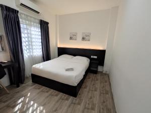 Postel nebo postele na pokoji v ubytování Tambun Warm Hotel