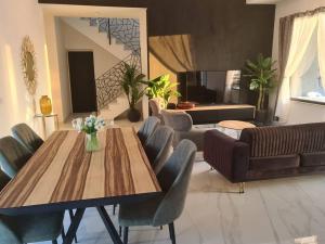 uma sala de estar com uma mesa e cadeiras e um sofá em Luxurious Villa at the country side! em Tel Aviv