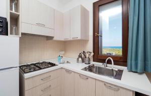 eine Küche mit Spüle und Fenster in der Unterkunft 2 Bedroom Beach Front Home In Marina Di Modica in Marina di Modica