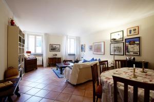 ein Wohnzimmer mit Sofa und Tisch in der Unterkunft Topazio in Levanto