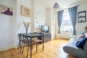 A television and/or entertainment centre at Cosy Leith Escape - Edinburgh City