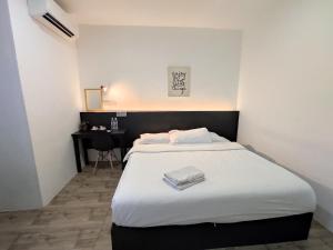 Postel nebo postele na pokoji v ubytování Tambun Warm Hotel