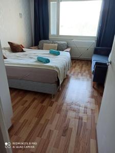 - une chambre avec 2 lits et du parquet dans l'établissement Korkalonkatu citycenter apartmen, à Rovaniemi