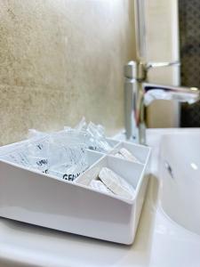 een witte doos op een badkamerbar met tandpasta bij Cozy Up Spain in Valencia