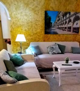 een woonkamer met een bank en een tafel bij Eftihia di corfu in Corfu-stad