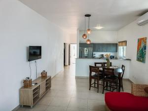 sala de estar y cocina con mesa y sillas en Villa Superior de Paya en Playa Blanca